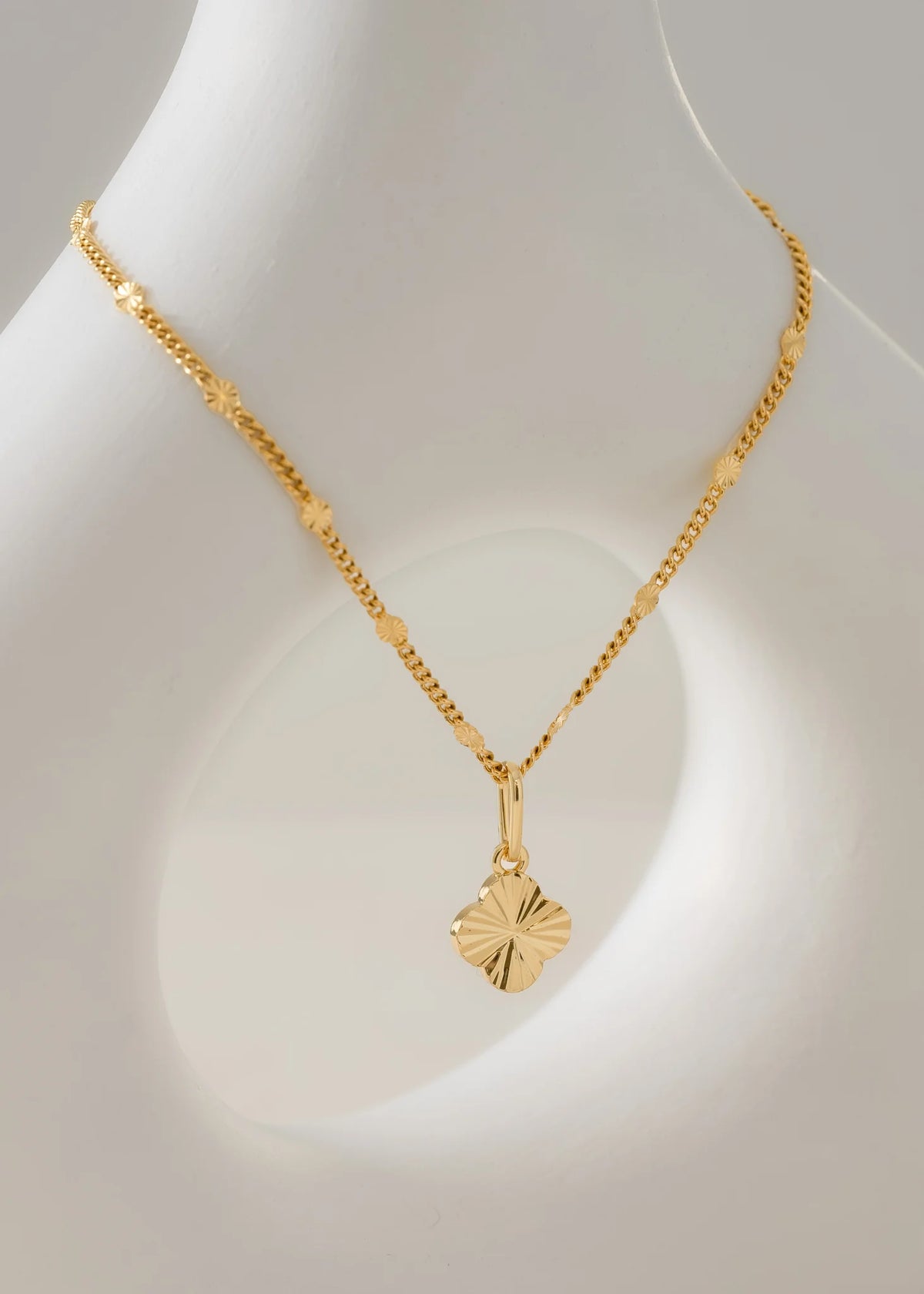 Cadena Cubana con Destellos Punteras 45cms + Dije Clover Sol