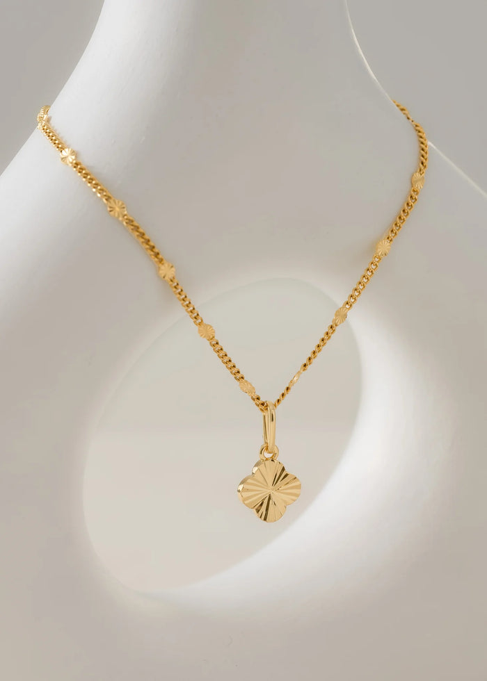 Cadena Cubana con Destellos Punteras 45cms + Dije Clover Sol