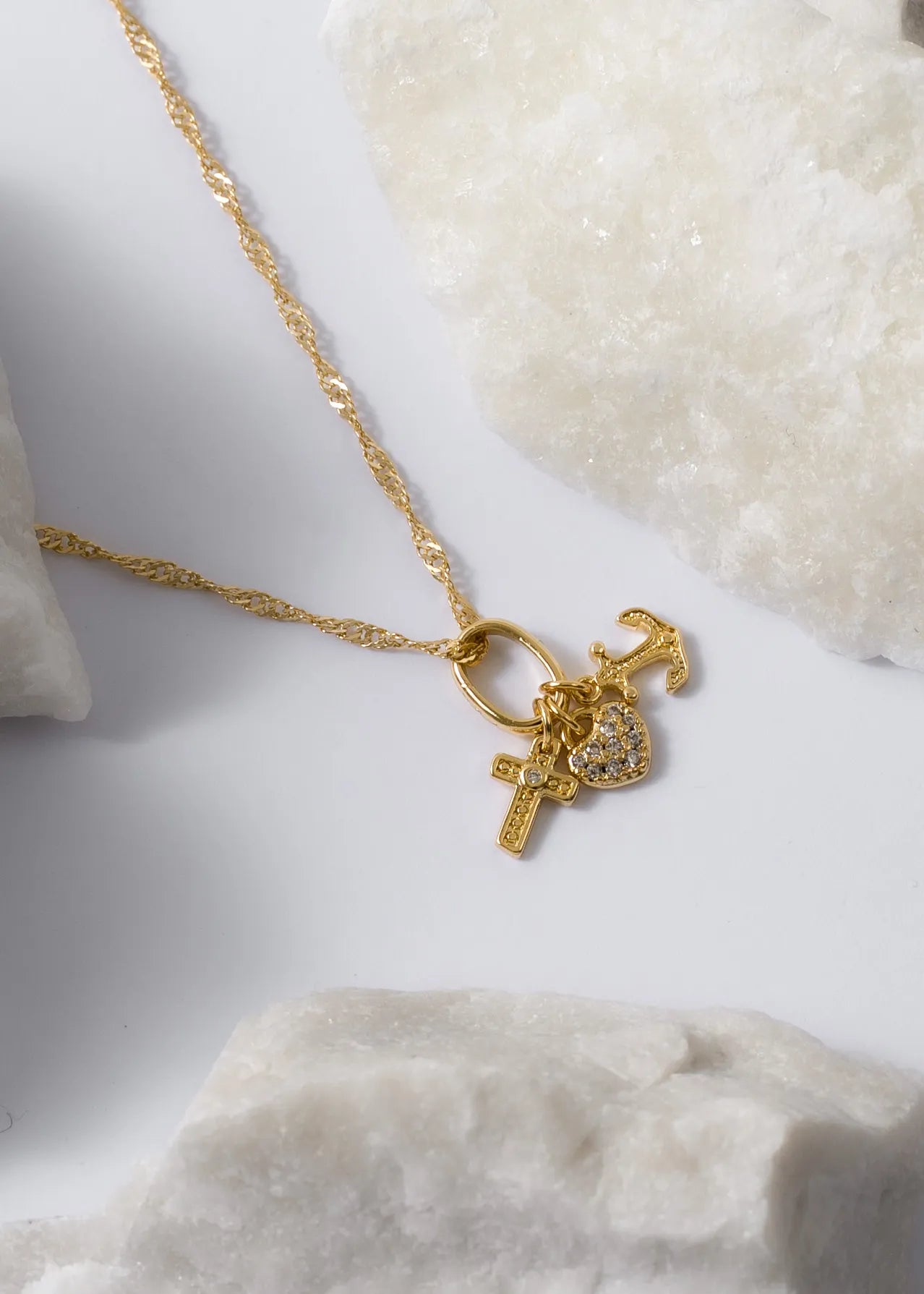 Dije Tres Gracias con circones